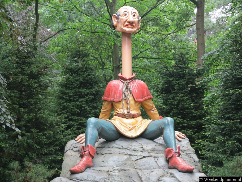 Een deel van de Efteling bestaat uit het Sprookjesbos, er is een thematisch pretpark met wilde achtbanen en er zijn mooie attracties waar sprookjes uitgebeeld worden.Tip: Overnachten in het sprookjesachtige Eftelinghotel.